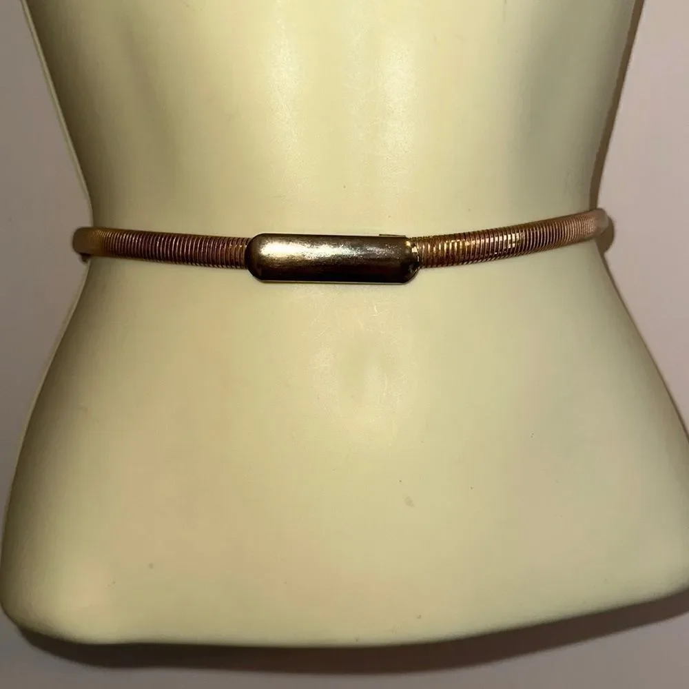 Vintage 80s gold serpentine stretch belt with rounded‎ rectangle buckle